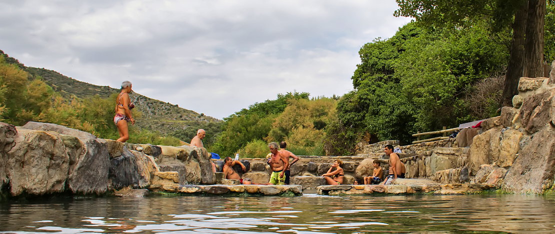 Turyści w rzymskich łaźniach w Arnedillo, La Rioja Turyści w rzymskich łaźniach w Arnedillo, La Rioja