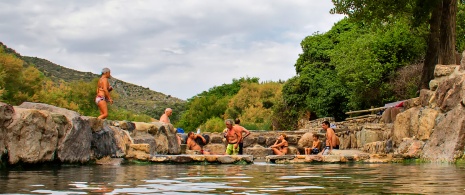 Turyści w rzymskich łaźniach w Arnedillo, La Rioja