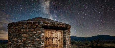 Vue d'un « chozo » (cabane) dans un vignoble sous la voie lactée et le ciel étoilé à La Rioja