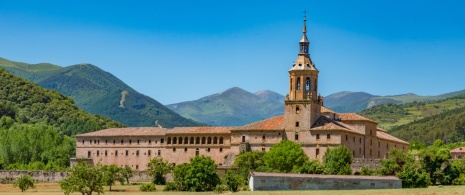 Widok na klasztor Yuso w San Millán de la Cogolla, La Rioja
