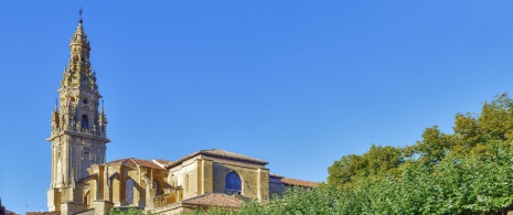 Blick auf den Turm und den Glockenturm der Kathedrale von Santo Domingo de la Calzada in Santo Domingo de la Calzada, La Rioja