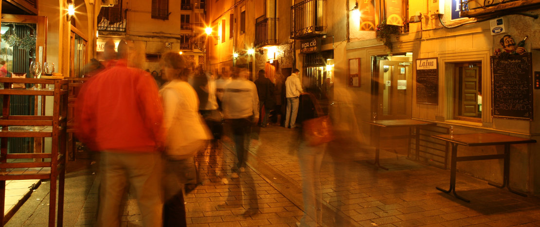 People enjoying tapas on Calle Laurel in Logroño, La Rioja
