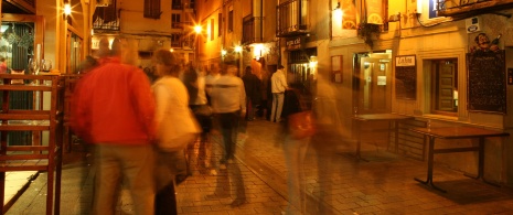 Besucher beim Tapasessen in der Calle Laurel in Logroño, La Rioja