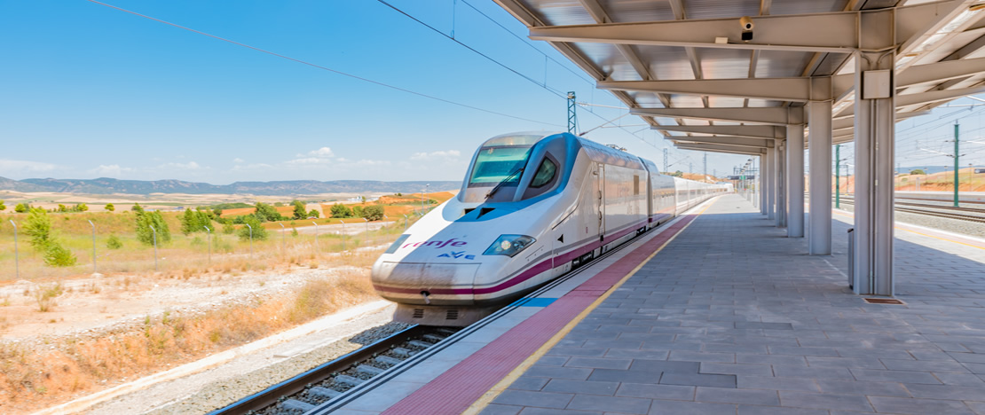 Trem AVE em uma estação ferroviária em Cuenca Trem AVE em uma estação ferroviária em Cuenca