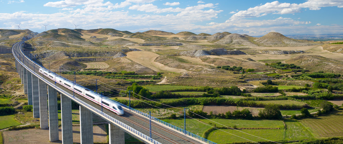 Trem de alta velocidade - AVE em sua passagem pela província de Zaragoza Trem de alta velocidade - AVE em sua passagem pela província de Zaragoza