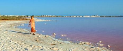 Turista contemplando la laguna rosa de La Mata y Torrevieja en Alicante, Comunidad Valenciana