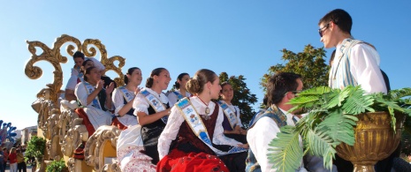 Detail eines Festwagens beim Umzug des Requena-Traubenerntefestes in Valencia, Valencianische Gemeinschaft.