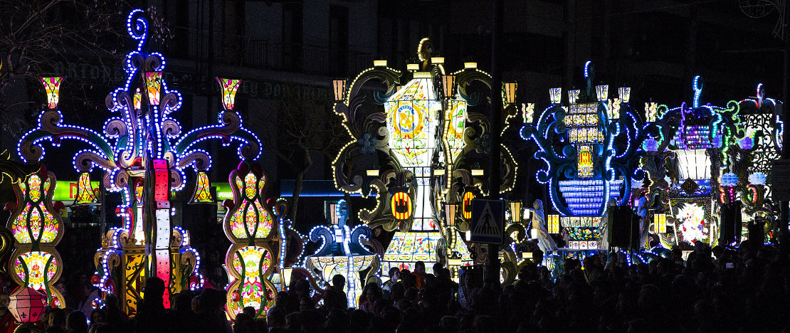 Blick auf die Parade der Gaiatas von Castellón de la Plana in Castellón, Valencianische Gemeinschaft Blick auf die Parade der Gaiatas von Castellón de la Plana in Castellón, Valencianische Gemeinschaft