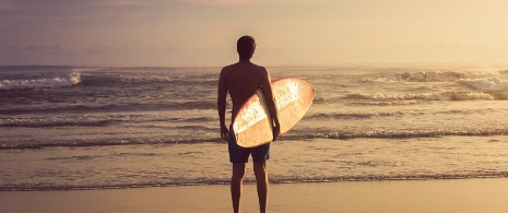 Surfer obserwujący fale z brzegu