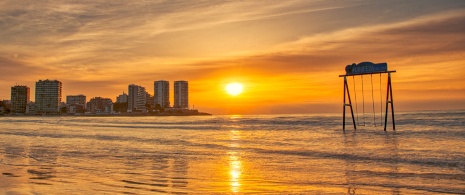 Balançoire sur la plage de La Concha à Oropesa de Mar à Castellón, Communauté de Valence