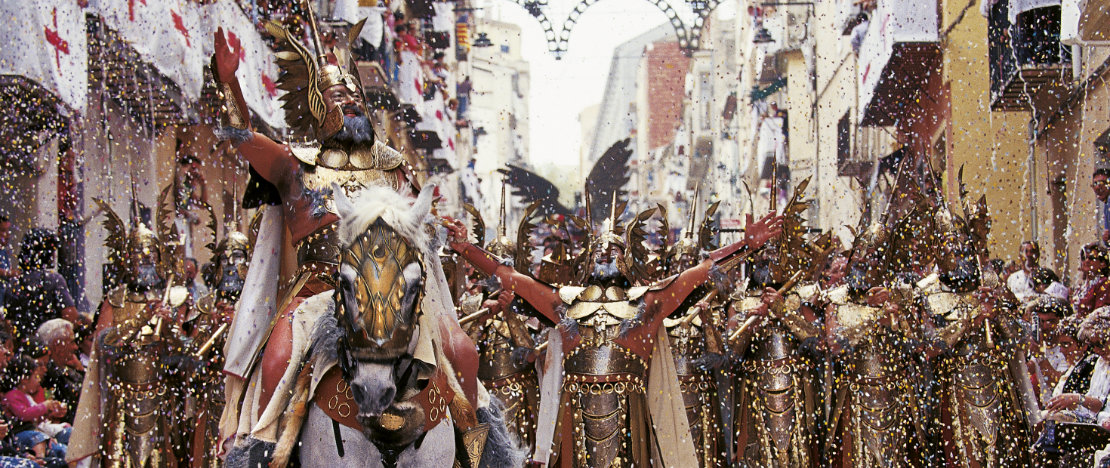 Detailansicht des Geschwaders beim Fest der Mauren und Christen von Alcoy in Alicante, Valencia, Spanien. Detailansicht des Geschwaders beim Fest der Mauren und Christen von Alcoy in Alicante, Valencia, Spanien.