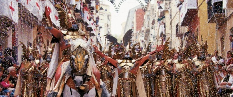 Dettaglio di un gruppo durante la festa di Mori e Cristiani di Alcoy, ad Alicante, Comunità Valenciana