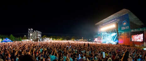 Veduta generale di un concerto al Festival Internazionale di Benicàssim (FIB) a Castellón, Comunità Valenciana