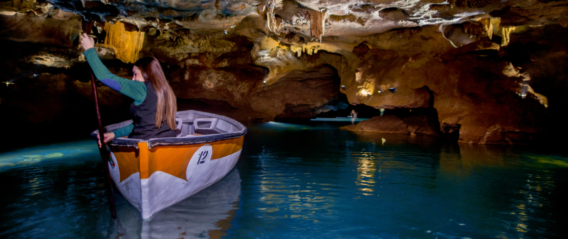 Turistas nas Grutas de San José de La Vall Dúixó em Castellón, Comunidade Valenciana