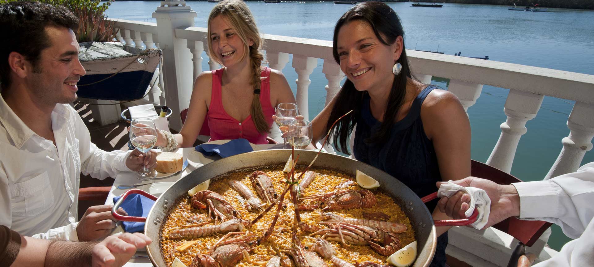 Amigos comendo paella