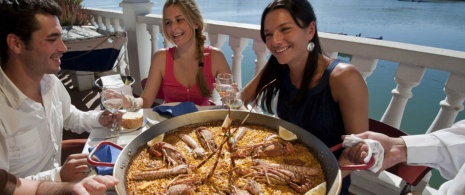 Amigos comiendo paella