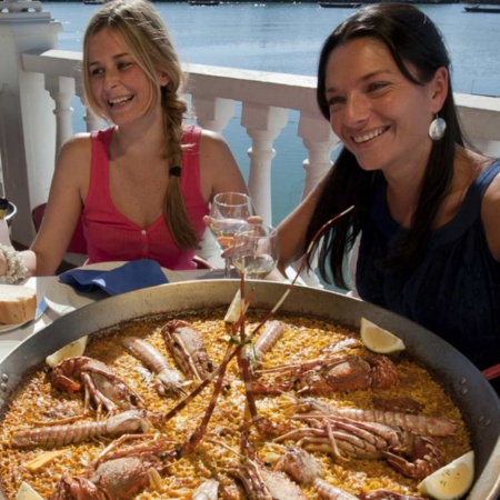 Amigos comiendo paella