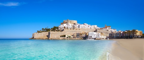 Vieille ville fortifiée de Peñíscola depuis la Playa del castillo, à Castellón