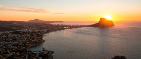 Lever du soleil sur le Peñon de Ifach à Calpe, province d’Alicante