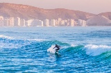 Surfista praticando na praia de Cullera em Valência, Comunidade Valenciana