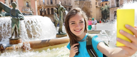 Touriste à la fontaine de la place de la Virgen à Valence, Communauté valencienne