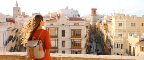 Junge Frau auf einem Balkon in Valencia, Autonome Region Valencia