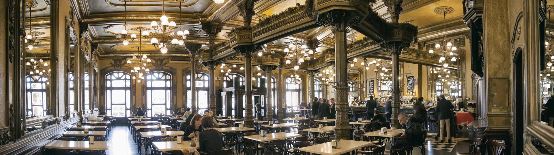 Imagem panorâmica do Café Iruña, em Pamplona