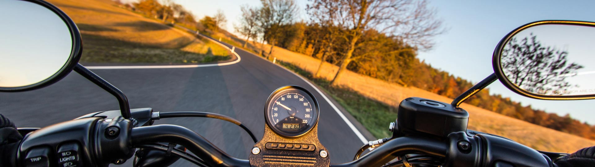 Vista em primeira pessoa de uma moto na estrada