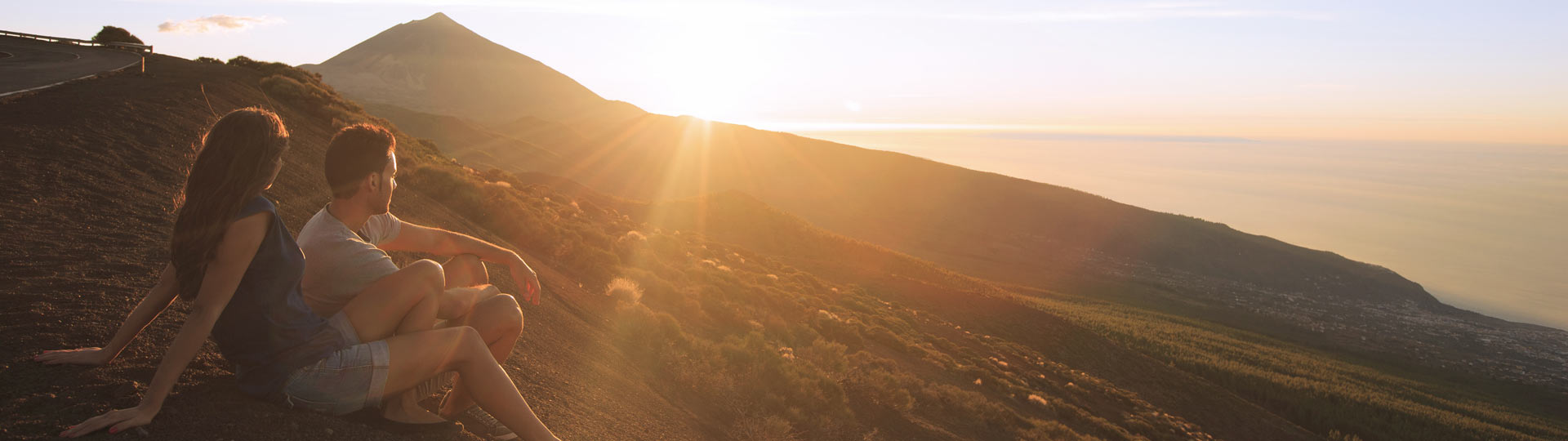 Para podziwiająca zachód słońca z widokiem na Teide