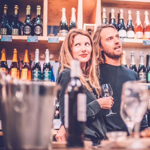 Couple dans une boutique de vin