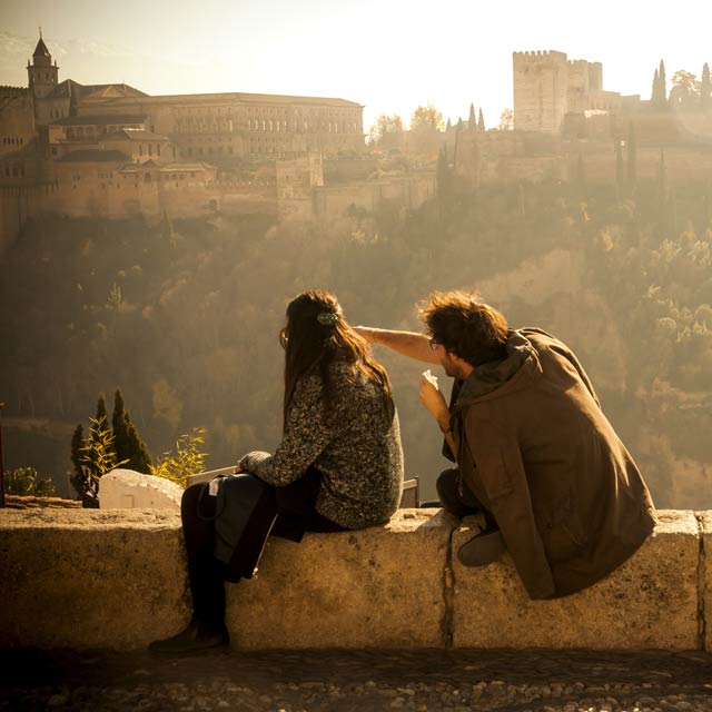 サン・ニコラス展望台で景色を眺めるカップル