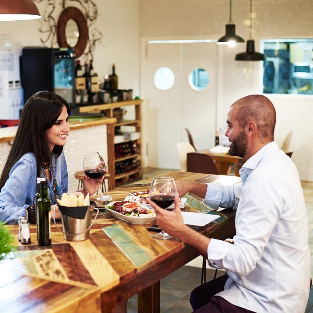 Pareja en un restaurante de Mérida