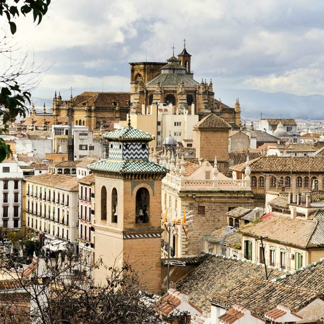 Вид на крыши домов в Гранаде
