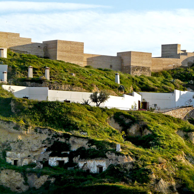 Castelo de Nogalte e casas-caverna