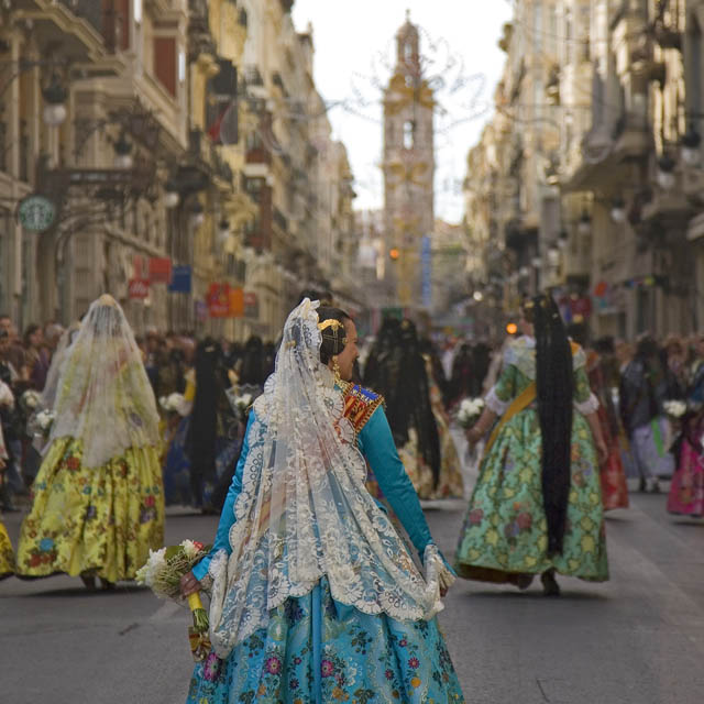 Desfile de falleras en Valencia
