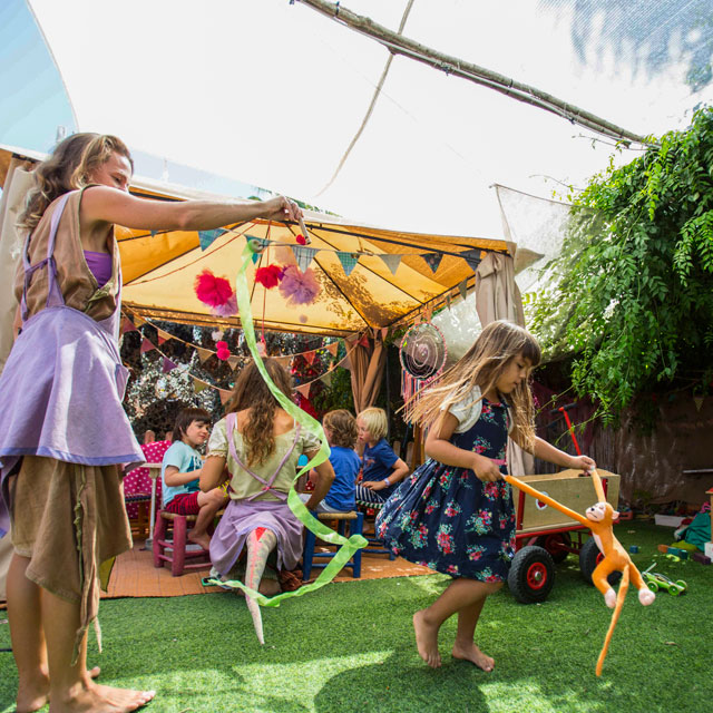 Children playing at Las Dalias street market