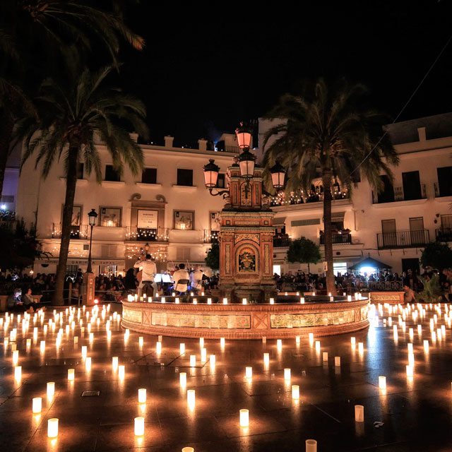 Piazza illuminata con candele, Vejer de la Frontera