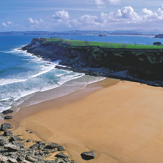 Plaża i pole golfowe w Mataleñas, Santander