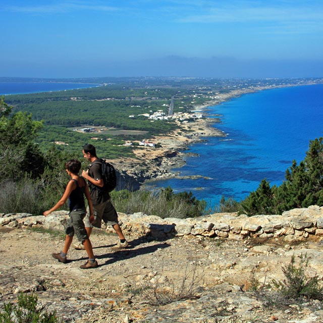 Pareja practicando senderismo en las rutas verdes de Formentera