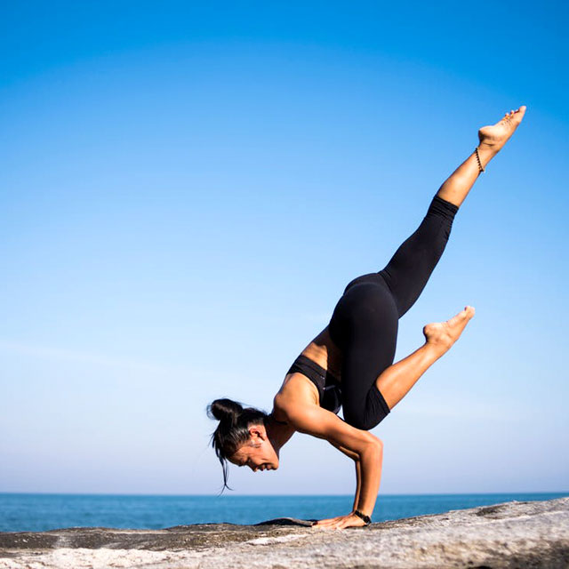 Postura de yoga con vista a la playa 