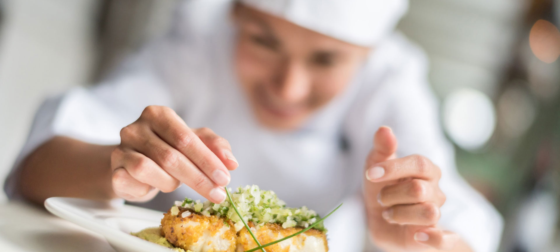Chefkoch beim Anrichten Chefkoch beim Anrichten