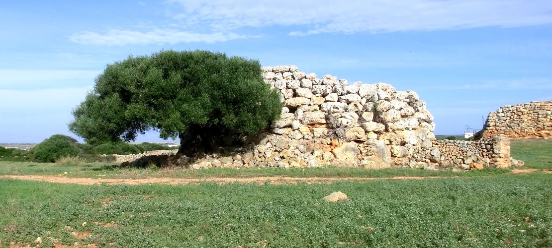 Drei Talayots aus der talayotischen Siedlung von Montefí, Ciudadela, Menorca