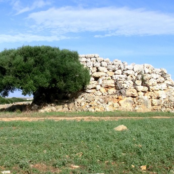 Drei Talayots aus der talayotischen Siedlung von Montefí, Ciudadela, Menorca