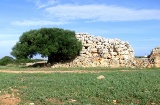 Drei Talayots aus der talayotischen Siedlung von Montefí, Ciudadela, Menorca