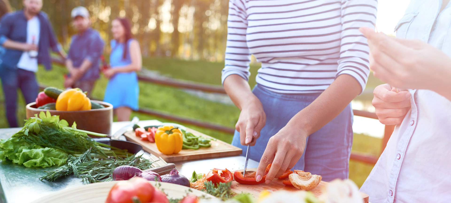 Pessoas preparando verduras na horta