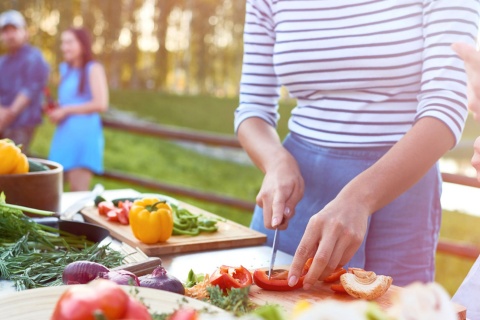 Gente preparando verduras en la huerta