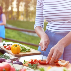 Gente preparando verduras en la huerta