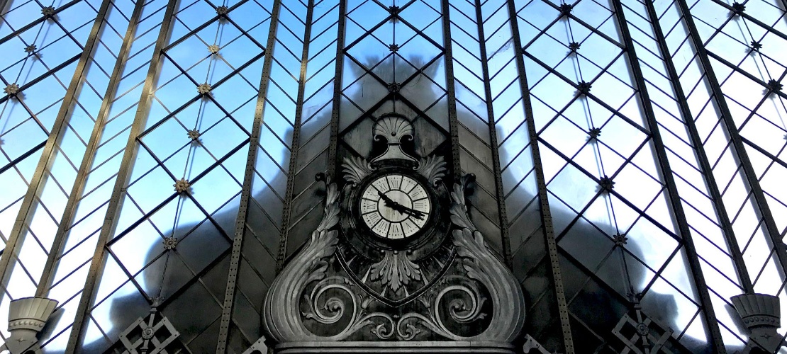 Detail der Uhr am Bahnhof Atocha in Madrid