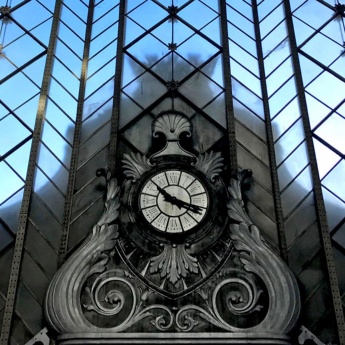 Detalle reloj en Atocha, Madrid