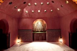 Gorąca kamienna sala w łaźniach arabskich w Grenadzie